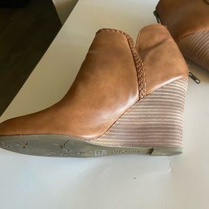Report Boots with a wedge heel - size 8 1/2